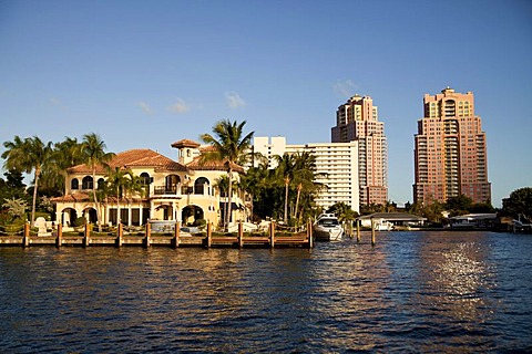 Apartment buildings and luxury villas on the waterfront in the town centre of Fort Lauderdale, Broward County, Florida, USA