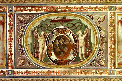 Ceiling fresco, coat of arms of Cardinal Alessandro Farnese, later Pope Paul III., entrance hall of the palazzo in Fortezza, Villa Farnese, Caprarola, Lazio, Italy, Europe