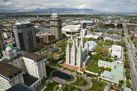 Overlooking the city centre with the Salt Lake Temple of The Church of Jesus Christ of Latter-day Saints, Mormons, and the Salt Lake Tabernacle behind Salt Lake City, Utah, USA