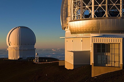 Mauna Kea Observatory on the summit of the Mauna Kea Volcano, 4205m, right the Gemini Observatory, left the Canada-France-Hawaii Telescope, CFHT, Mauna Kea, Hawai'i, USA