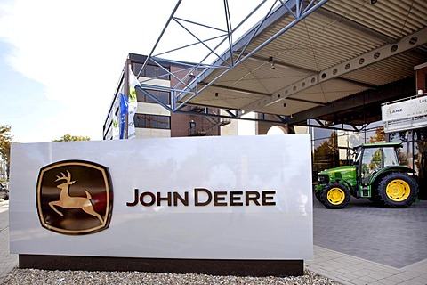 Logo outside the European headquarters of the American agricultural machinery manufacturer John Deere, Deere & Company, Mannheim, Baden-Wuerttemberg, Germany, Europe