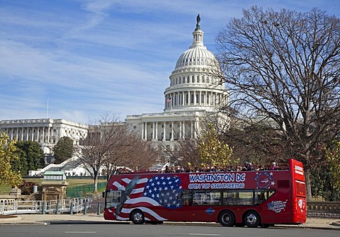 A sightseeing bus at the U.S. Capitol, Washington, DC, USA