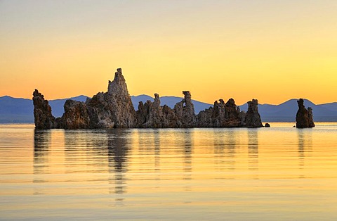 Parachute Tufa, dawn, sunrise, tufa rock formations, South Tufa Area, Mono Lake, a saline lake, Mono Basin and Range region, Sierra Nevada, California, United States of America, USA