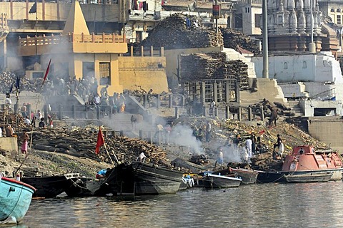 Ritual cremation on the stairs on the Ganges River, Manikarnika Ghat, Varanasi, Benares, Uttar Pradesh, India, Asia