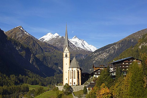 Heiligenblut, parish church and Mt Grossglockner, Carinthia, Austria, Europe