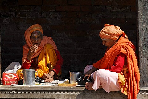 Women sitting on a step, Pashupatinath, Kathmandu, Nepal, Asia