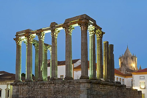 Roman temple of Diana at sunset, Santa Maria cathedral at back, Evora, Unesco World Heritage Site, Alentejo, Portugal, Europe