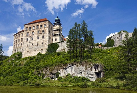 Pieskowa skala castle, Ojcowski National Park, Poland, Europe