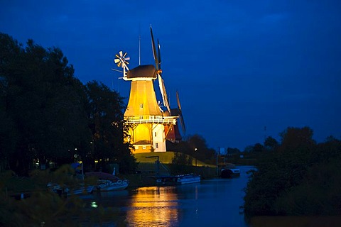 One of the Greetsiel twin windmills, at night, Greetsiel, East Frisia, Lower Saxony, Germany, Europe