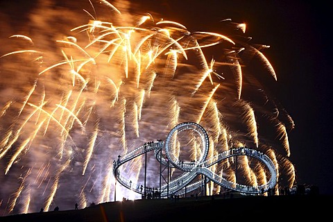 Fireworks display during opening of the walkable landmark sculpture in the shape of a roller coaster, "Tiger & Turtle ? Magic Mountain" by Heike Mutter and Ulrich Genth, Angerpark on Heinrich-Hildebrand-Hoehe, mining waste tip, Duisburg, North Rhine-Westp