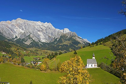 Dientener Tal valley, a chapel and Hochkoenig mountain at the back, Pinzgau region, Salzburger Land, Austria, Europe