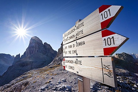 Signpost on the trail up to Mt Paternkofel or Paterno, above the Rifugio Zsigmondy-Comici, at the Forcella Pian di Cengia pass, Mt Zwoelferkofel or Croda dei Toni in the back, Hochpustertal valley or Alta Pusteria, Sexten, Dolomites, South Tyrol, Italy, E