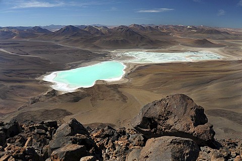 View of the Laguna Verde lagoon as seen from the Licancabur volcano, Licancabur, Andes mountain range, Altiplano, border of Chile and Bolivia, South America