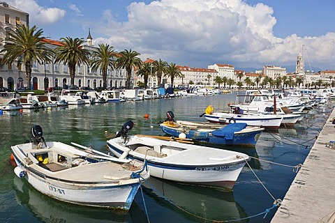 Riva promenade at the port of Split, with Diocletian's Palace at the rear, Split, Middle Dalmatia, Dalmatia, Adriatic coast, Croatia, Europe, PublicGround