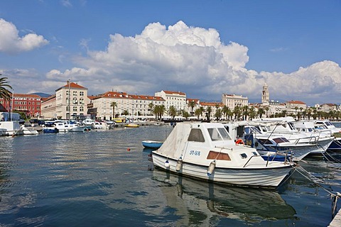 Riva promenade at the port of Split, with Diocletian's Palace at the rear, Split, Middle Dalmatia, Dalmatia, Adriatic coast, Croatia, Europe, PublicGround