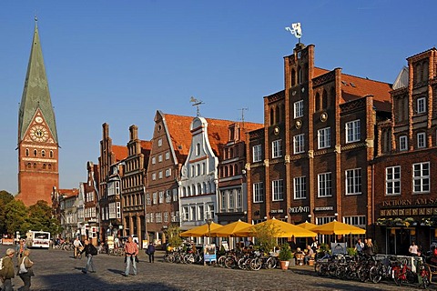 Old gabled houses, Johanniskirche church, left, Am Sande square, Lueneburg, Lower Saxony, Germany, Europe