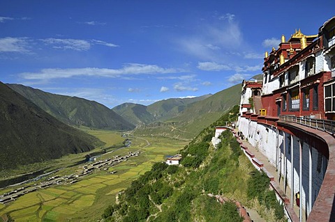 Tibetan Buddhism, Drigung Monastery, Drigung Til, view of a Tibetan village below, Meldro Gonkar, Lhundrup district, central Tibet, Tibet, Himalayas, China, Asia