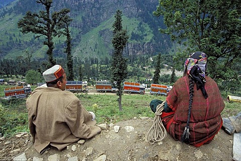 Himalayan people wearing traditional clothes, waiting, watching a tailback of trucks, Rohtang Pass, shortly after a landslide, Himachal Pradesh, northern India, India, Asia