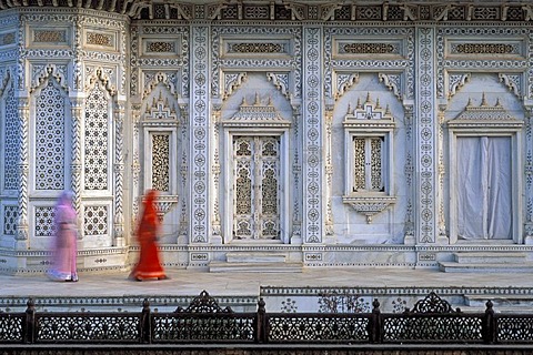 Women wearing colorful saris, marble tomb of the Scindia dynasty, Shivpuri, Madhya Pradesh, northern India, India, Asia