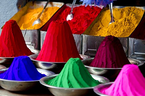 Coloured kum-kum powder, piled up, market, Mysore, South India, India, Asia