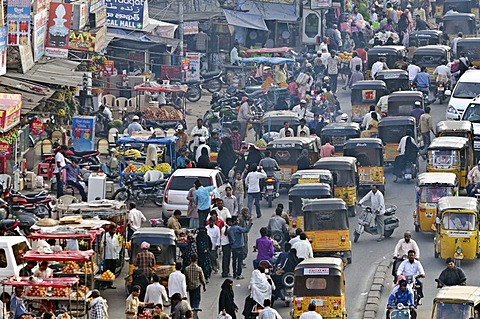 Busy street near the Charminar monument, Hyderabad, Andhra Pradesh, southern India, India, Asia