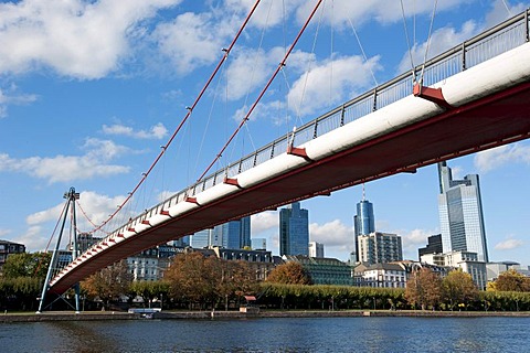 Holbeinsteg footbridge across the Main River and the skyline, Frankfurt am Main, Hesse, Germany, Europe