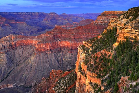 View of Vishnu Temple at sunset from Yavapai Point, Desert Palisades, Wotan's Throne, Comanche Point, evening light, Grand Canyon National Park, South Rim, Arizona, USA