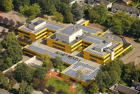 Aerial view, solar panels on roofs, Ingeborg-Drewitz-Gesamtschule, comprehensive school, Gladbeck, Ruhr Area, North Rhine-Westphalia, Germany, Europe