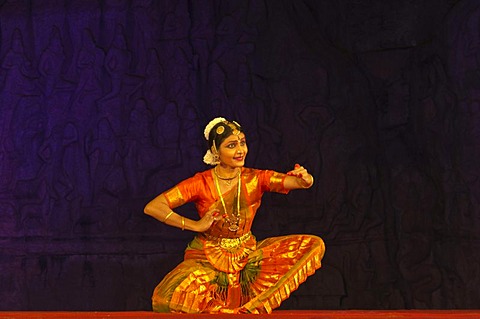 Dancer at the annual dance festival in Mahabalipuram, Tamil Nadu, India, Asia
