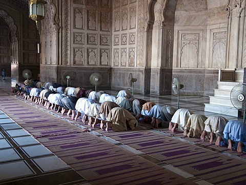 Muslims praying at Jama Mashid in Lahore, one of the largest mosques in Asia, Punjab, Pakistan, South Asia