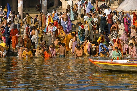 Pilgrims washing away sins by doing ritual washings in the water of the holy Ganges, Varanasi, Uttar Pradesh, India, Asia