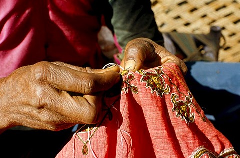 Woman making embroidery, villages in central Gujarat are famous for the different styles of embroidery, Bhirendiara, Gujarat, India, Asia