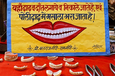 Ambulant dentist offering his skills, Bundi, Rajasthan, India, Asia