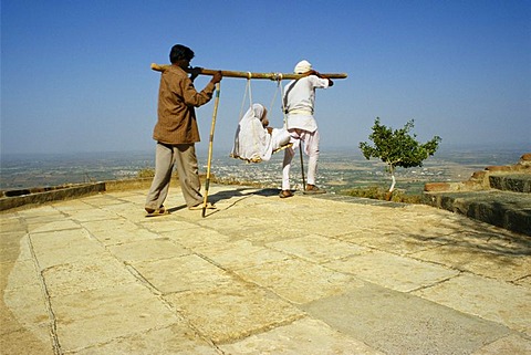 Carry service for those who cannot climb the 3.500 steps up to Shatrunjaya, Palitana, Gujarat, India, Asia