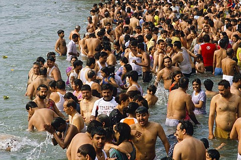 Crowds of people taking a bath at Har Ki Pauri Ghat, the famous bathing ghat in Haridwar, Uttarakhand, formerly Uttaranchal, India, Asia