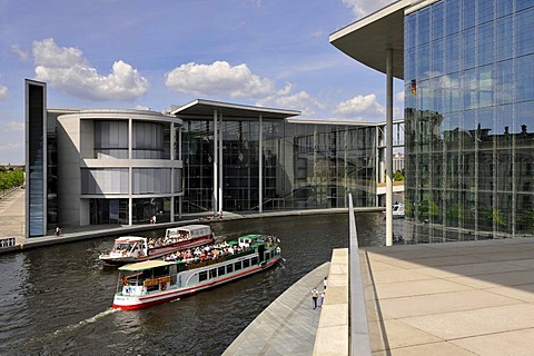 Busy shipping traffic, excusion boats in front of Marie-Elisabeth-Lueders-House and Paul-Loebe-Haus, German parliament buildings, Reichstagsufer embankment, Spreebogen, river Spree, Regierungsviertel, Government district, Berlin, Germany, Europe, PublicGr