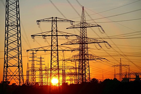 Electricity pylons, power lines, sunset in Karnap quarter, Essen, North Rhine-Westphalia, Germany, Europe