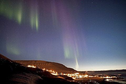 Weak northern lights, aurora borealis, above the town of Longyearbyen, Svalbard, Spitsbergen, Norway, Scandinavia, Europe