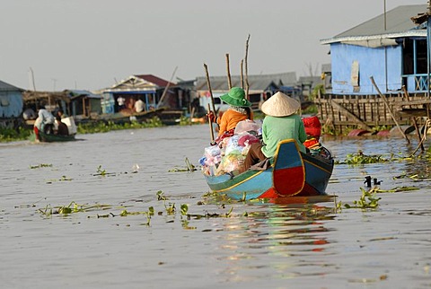 Cambodian merchants and traders wearing a straw hat in a boat, floating village and market, Chong Khneas, Tonle Sap Lake, Siem Reap, Cambodia, Indochina, Southeast Asia, Asia