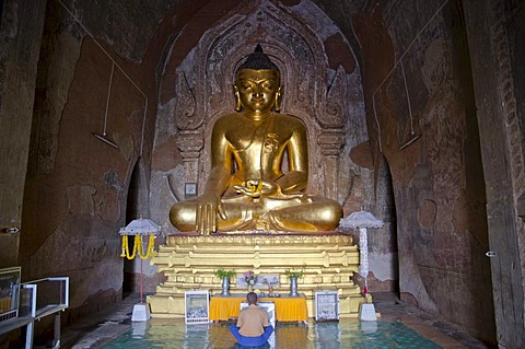 Buddhism, gilded seated Buddha figure in the pagoda of Htilominlo Temple from the 13th Century, one of the last great temples built before the fall of the Bagan Dynasty, Old Bagan, Pagan, Burma, Myanmar, Southeast Asia, Asia