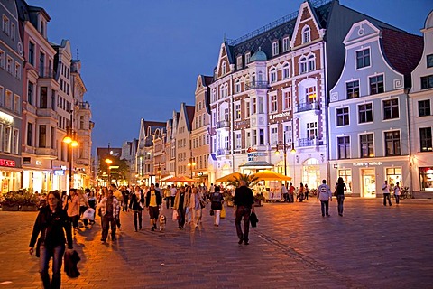 Pedestrian zone in the Hanseatic city of Rostock at dusk, Mecklenburg-Western Pomerania, Germany, Europe