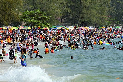 Crowds on the main beach, Ochheuteal Beach in Sihanoukville, Cambodia, Southeast Asia, Asia