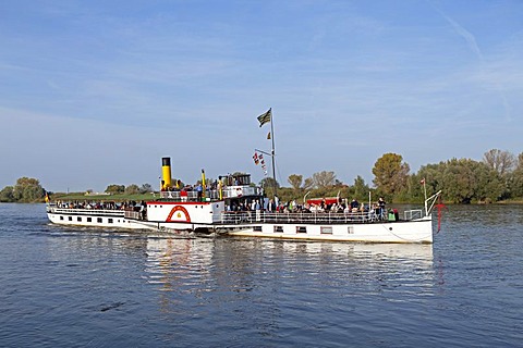 Kaiser Wilhelm paddle steamer, River Elbe, Lower Saxony, Germany, Europe