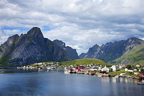 Overlooking the village of Reine, Moskenesoy, Lofoten Islands, North Norway, Norway, Scandinavia, Europe