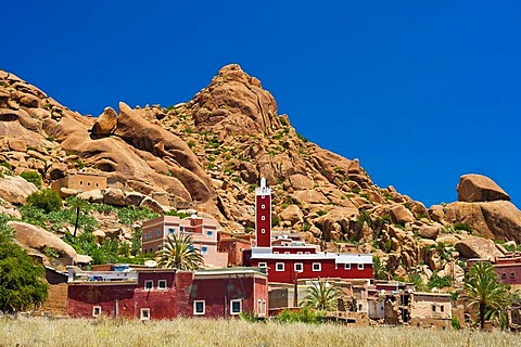 Small village with a mosque and a minaret in front of a typical rocky landscape with granite boulders, Tafraoute, Anti-Atlas Mountains, southern Morocco, Morocco, Africa