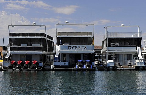 House boats are moored in the harbour of Antelope Point Marina with Tower Butte at back, Lake Powell, Wahweap Marina, Glen Canyon National Recreation Area, Page, Arizona, United States, USA