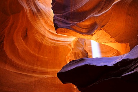 Beam of light, red sandstone of the Moenkopi formation, rock formations, colours and textures in the Upper Antelope Slot Canyon, Page, Navajo National Reservation, Arizona, United States of America