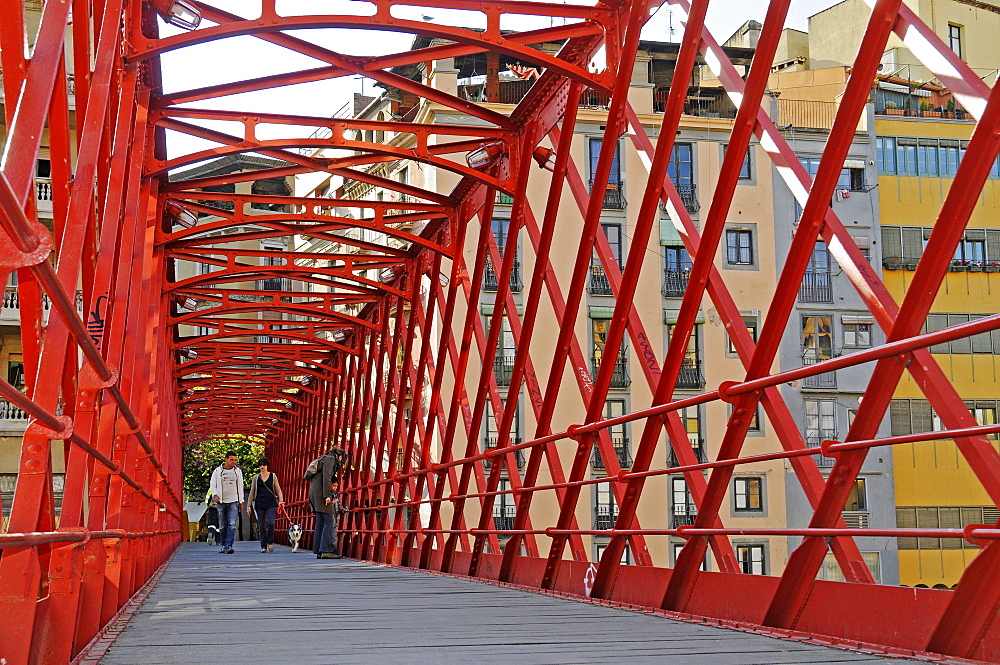 Pedestrian bridge over the Riu Onyar river, Girona, Catalonia, Spain, Europe