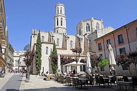 Church of St. Peter, Street Cafe, Placa de L'Esglesia, old town, Figueres, Costa Brava, Catalonia, Spain, Europe