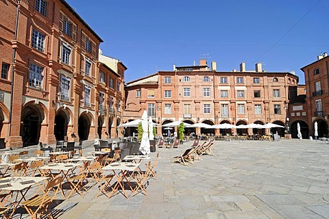 Street cafe, Place Nationale square, Montauban, Departement Tarn-et-Garonne, Midi-Pyrenees, France, Europe